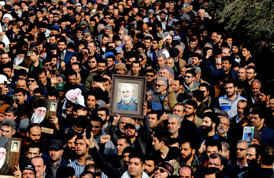 အီရန်နိုင်ငံ၊ တီဟီရန်မှာ သောကြာနေ့ဆုတောင်းပွဲအပြီးမှာ အမေရိကန်ဆန့်ကျင်ရေးဆန္ဒပြမှုအတွင်း ထောင်ပေါင်းများစွာသော အီရန်နိုင်ငံသားတွေဟာ ဆိုလေမာနီ သေဆုံးခြင်းအတွက် လမ်းပေါ်တက် ပူဆွေးမှုပြသနေတာကို ဇန်နဝါရီ ၃ ရက်နေ့က တွေ့ရစဉ်။ ဓာတ်ပုံ - အီးပီအေ
