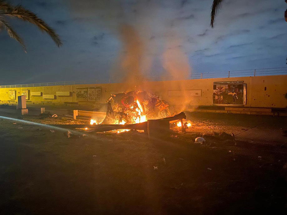 ဇန်နဝါရီ ၃ ရက်က အီရတ်နိုင်ငံ၊ ဘဂ္ဂဒက် လေဆိပ်အနီးမှာ မီးလောင်ကျွမ်းနေတဲ့ ယာဉ်တစ်စီး။ ဓာတ်ပုံ - အီးပီအေ
