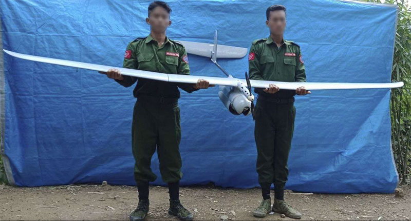 ရခိုင့်တပ်မတော် တပ်ဖွဲ့ဝင်များက ရခိုင်ပြည်နယ်တွင် လွန်ခဲ့သောနှစ်က သူတို့ မြန်မာစစ်တပ်ထံမှသိမ်း ဆည်းရမိခဲ့သော စကိုင်းလပ် (Skylark) ဒရုန်းကိုပြသနေကြပုံ။ မူရင်း ပုံတွင်ပုံမှာမထင်မရှားဖြစ်နေသည်။ (ရခိုင့်တပ်မတော်/ရိုက်တာပုံများမှတဆင့်)