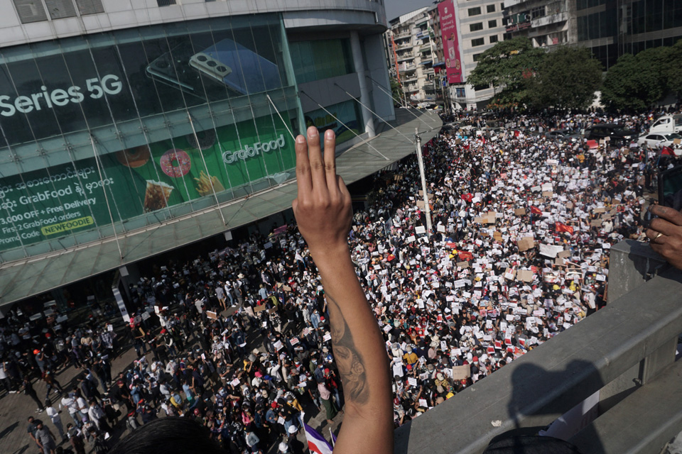စစ်တပ် အာဏာသိမ်းမှု လူထု ဆန္ဒပြပွဲ (ပုံ-AFP)