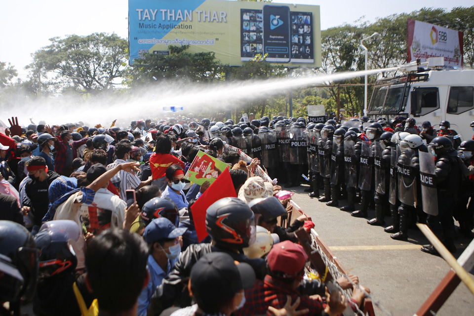 စစ်တပ် အာဏာသိမ်းမှု ဆန္ဒပြလူထုနဲ့ လုံခြုံရေးယူထားတဲ့ ရဲတပ်ဖွဲ့ကို တွေ့ရစဉ် (ပုံ-AFP)