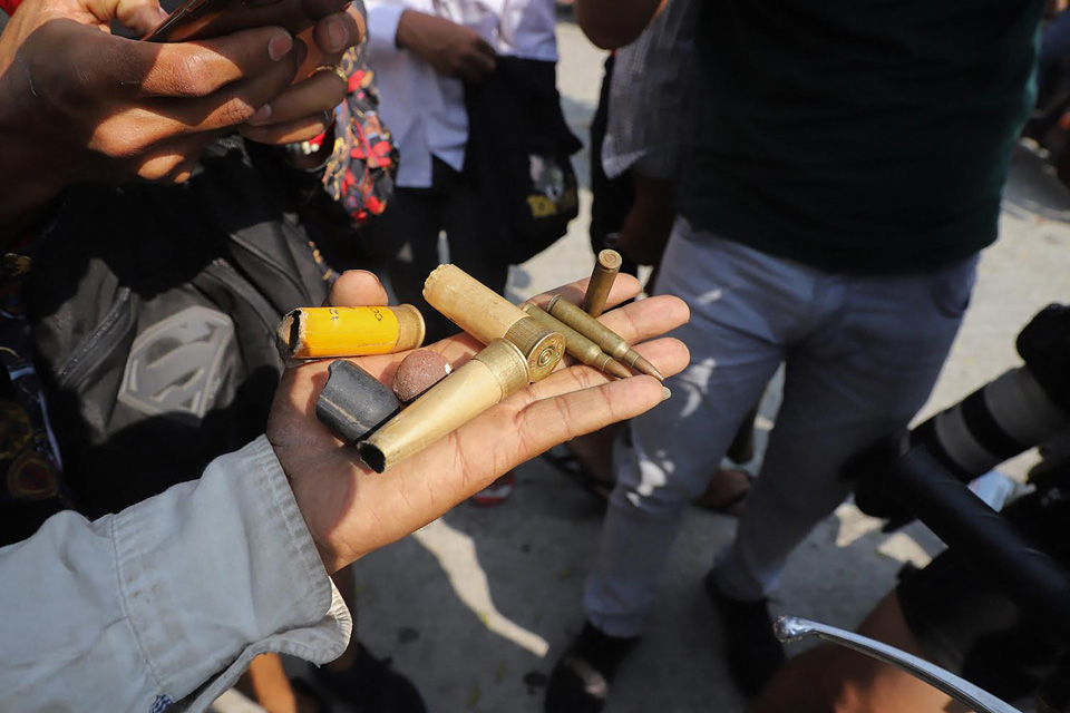 စစ်တပ် အာဏာသိမ်းမှု ဆန့်ကျင်သူများကို ပစ်ခတ်ဖြိုခွင်းရာတွင် သုံးသည့် လက်နက်များ (ပုံ-AFP)