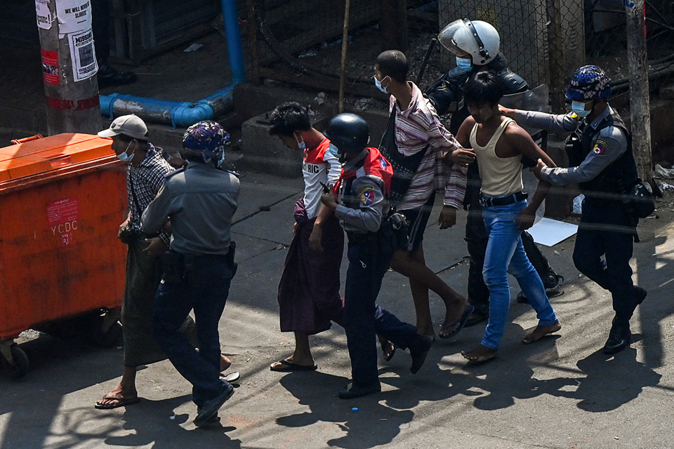 စစ်တပ်အာဏာသိမ်းမှု ဆန့်ကျင်နေသူများကို ဖမ်းဆီးနေစဉ်(ပုံ-AFP)