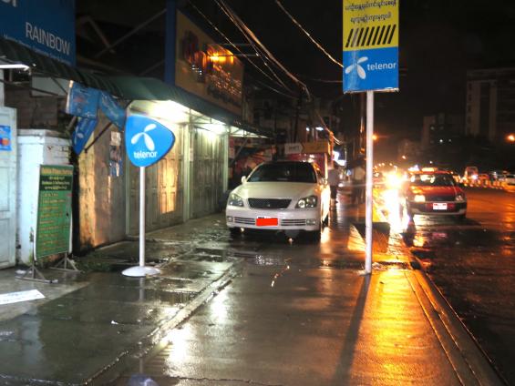 သင်္ကျွန်း လေးထောင့်ကန် လမ်းမကြီးပေါ်ရှိ လူသွားလမ်းပေါ်တွင် ရပ်နားထားသည့် ယာဉ်တစ်စီးကို စက်တင်ဘာ ၁၈ ရက် ညပိုင်းက တွေ့ရစဉ်။ (ဓာတ်ပုံ - မျိုးသန့်)