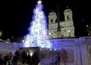ရောမမြို့လယ်က Trinita dei Monti ဘုရားကျောင်းအနီး ခရစ္စမတ်သစ်ပင်နား ဖြတ်သန်းသွားလာသူတွေကို ဒီဇင်ဘာလ ၂၀ ရက်နေ့က တွေ့ရပုံ။ (ဓာတ်ပုံ - Fillippo Monteforte/အေအက်ဖ်ပီ)