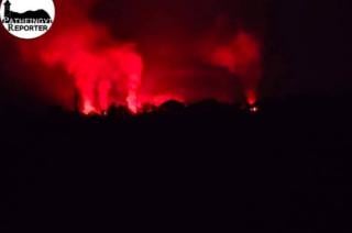 ပုံစာ - မတ္တရာမြို့နယ်၊ဆူးလေကုန်းကျေးရွာကို ဒီဇင်ဘာ ၁၃ရက်၊ည ၉နာရီကျော်က မီးရှို့ခံနေရစဉ် (ဓါတ်ပုံ - Patheingyi Reporter)
