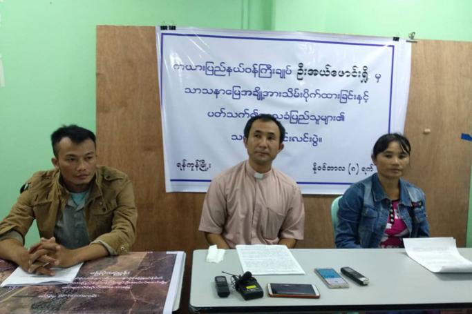  မယ်စဲ့မြို့ အငြင်းပွားဖွယ် မြေကွက်နှင့် ပတ်သက်ပြီး နိုဝင်ဘာ ၈ ရက်နေ့ကရန်ကုန်တွင် သတင်းသမားတို့ကိုရှင်းပြနေသော လွိုင်ကော်ကက်သလစ်သာသနာ၏ကျောင်းထိုင်ဘုန်းတော်ကြီး ရစ်ချက်သူရထွန်းနှင့် ဒေသခံနှစ်ဦး (ဓာတ်ပုံ - ထိုက်နန္ဒာဝင်း/Myanmar Now)