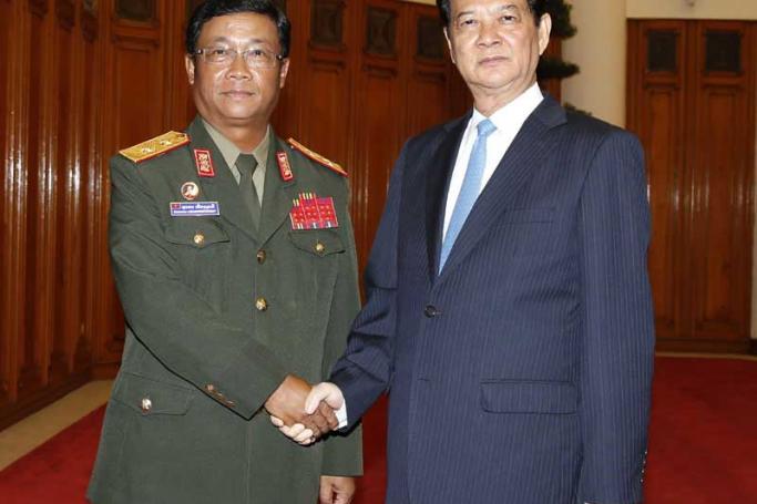 လာအိုကာကွယ်ရေးဦးစီးချုပ် ဗိုလ်ချုပ် Souvone Luongbounmi အား ဗီယက်နမ်ဝန်ကြီးချုပ် ငုယင်တန်ဒေါင်း ကြိုဆိုစဉ်။