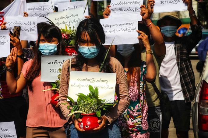 (Photos: : AFP - ဧပြီလ (၁၃)ရက် ရန်ကုန်တိုင်း လှိုင်မြို့နယ်တွင် စစ်အာဏာရှင်ကျရှုံးရေးအတွက် တော်လှန်သင်္ကြန်အတာအိုးသပိတ်ဖြင့် ဆန္ဒပြလှုပ်ရှားမှု မြင်ကွင်း)