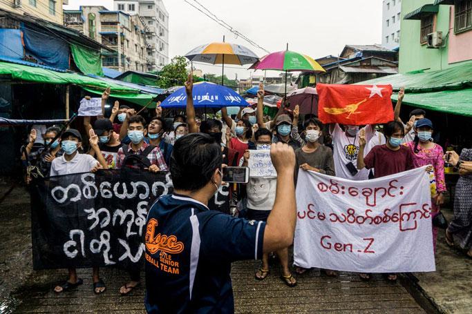 ပုံ - မေလ ၂၁ ရက်၊ ရန်ကုန်မြို့ရှိ မြို့နယ်များစုပေါင်း၍ စစ်အာဏာရှင့်ကျင်ရေးဆန္ဒပြလှုပ်ရှားမှု မြင်ကွင်း(Photo - AFP)