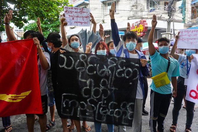 ပုံ - ဇွန်လ ၂၅ ရက် ၊ ရန်ကုန်မြို့ရှိ ပြည်သူများ၏ စစ်အာဏာရှင်ဆန့်ကျင်ရေး ဆန္ဒပြလှုပ်ရှားမှု မြင်ကွင်း(Photo - AFP)