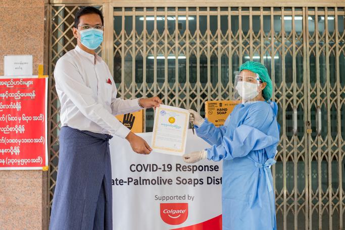 CARE Myanmar မှ တောင်ဉက္ကလာ COVID Medical Center သို့ Colgate ဆပ်ပြာခဲများ ပေးအပ်စဉ်။