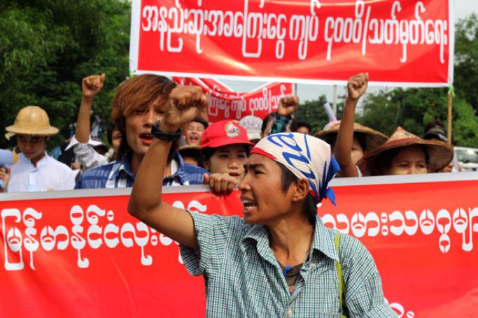 မြန်မာနိုင်ငံလုံးဆိုင်ရာ အလုပ်သမားများသမဂ္ဂ္ဂများကွန်ယက်မှ ဦးဆောင်ပြုလုပ်သော အနည်းဆုံး လုပ်ခလစာ တစ်နေ့ ၃၆၀၀ သတ်မှတ်ချက်အပေါ် အလုပ်သမားများက တစ်နေ့ ကျပ် ၄၀၀၀ ရရှိရေး ဆန္ဒပြထုပ်ဖော်ပွဲကို ဇူလိုင် ၁၂ရက်နေ့ နံနက်ပိုင်းက လှိုင်သာယာမြို့နယ်တွင် တွေ့ရစဉ်။ (ဓာတ်ပုံ- သက်ကို၊မဇ္ဈိမ)