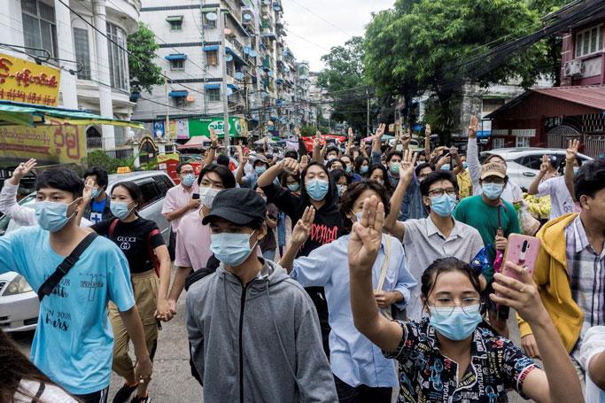 ပုံ - ဇွန်လ ၁၄ ရက် ၊ ရန်ကုန်မြို့ရှိ မြို့နယ်ပေါင်းစုံမှ ပြည်သူများ၏ အကြမ်းဖက်စစ်ကောင်စီဆန့်ကျင်ရေး လက်သုံးချောင်းထောင် ဆန္ဒပြလှုပ်ရှားမှုမြင်ကွင်း(Photo - AFP)