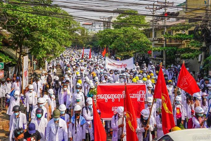 ပုံစာ  စစ်အာဏာသိမ်းခြင်းအား လက်မခံကြောင်း မန္တလေးမှ CDM ကျန်းမာရေးဝန်ထမ်းများက လမ်းပေါ်ထွက်ဆန္ဒပြခဲ့ကြစဉ်