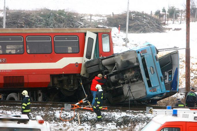 ၂၀၀၉ ခုနှစ်က ဆလိုဗက်ကီးယားမှာ ရထားနှင့် ဘတ်စ် တိုက်မိမှုဖြစ်ခဲ့စဉ်။ (ဓာတ်ပုံ - အီးပီအေ)