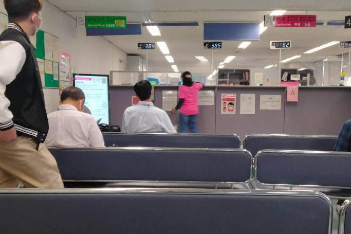 ဂျပန် လူဝင်မှုကြီးကြပ်ရေးရုံးတခုတွင် ဗီဇာကိစ္စအတွက် စောင့်ဆိုင်းနေသော နိုင်ငံခြားသားများ