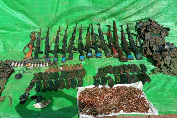 ပုံအညွှန်း- မိုင်းလီတပ်စခန်းမှ သိမ်းဆည်းရရှိသည့် လက်နက်များ (PSLF/TNLA)