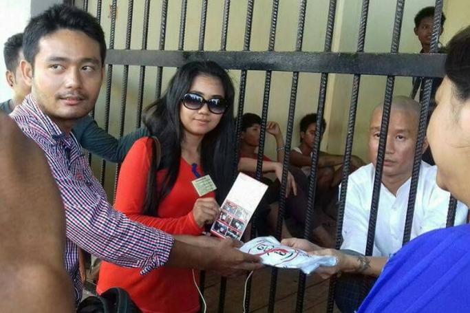 တရားစွဲခံထားရသည့် အောင်မြင့်ထွန်း(ခ)ဖိုးထောင်အား ပုဒ်မ ၆၆(ဃ)ကို ကန့်ကွက်သူများက ရုံးချိန်တစ်ခုတွင် လာရောက်ဝန်းရံစဉ်(ဓာတ်ပုံ- Maung Saungkha ဖေ့စ်ဘွတ်မှ)