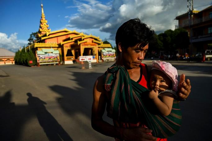 ရှမ်းပြည်နယ်မြောက်ပိုင်း၊ လားရှိုးမြို့ရှိ ဘုန်းတော်ကြီးကျောင်းသို့ စစ်ဘေးရှောင်လာသူ မိသားစုများအား သြဂုတ် ၂၄ ရက်က တွေ့မြင်ရစဉ်။ ဓာတ်ပုံ- YE AUNG THU / AFP