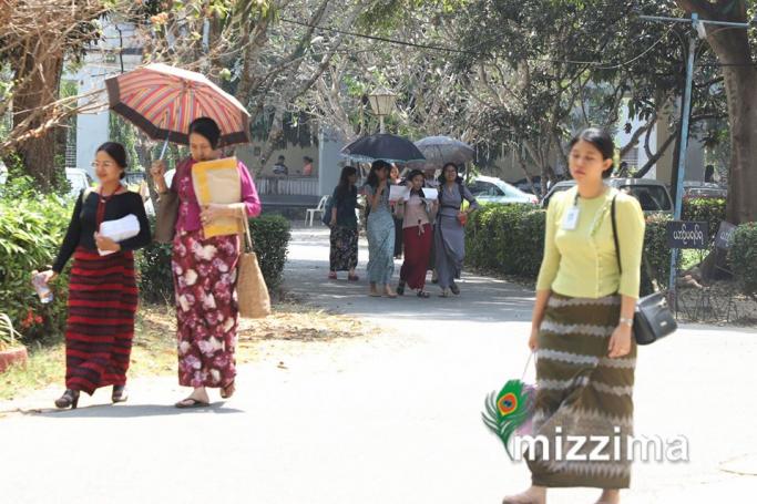 ဓာတ်ပုံ - သက်ကို (မဇ္စျိမ) မတ်လ ( ၁၈ ) ရက်နေ့ကရန်ကုန်တက္ကသိုလ်တွင် ပထမနှစ်ဝက်ဖြေဆိုပြီးကျောင်းသားများစာမေးပွဲခန်းမှထွက်လာစဉ်။