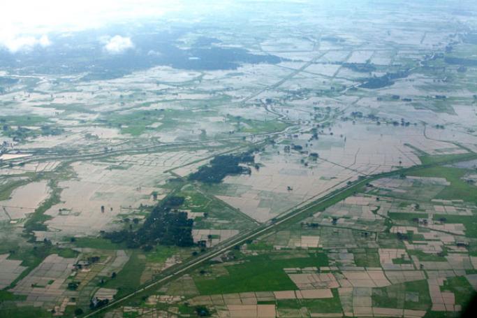 ရေကြီးရေလျှံမှုကြောင့် ရေနစ်မြုပ်နေသည့် လယ်ယာမြေတနေရာအားဝေဟင်မှ မတ်လ ၃ ရက်က တွေ့မြင်ရစဉ်။ ဓာတ်ပုံ-ဟောင်ဆာ(ရာမည)