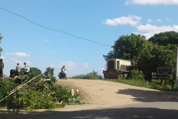  ကားနှင့်ရထားတိုက်မိခဲ့သောဖြတ်လမ်းဆုံကို တွေ့ရစဉ်။