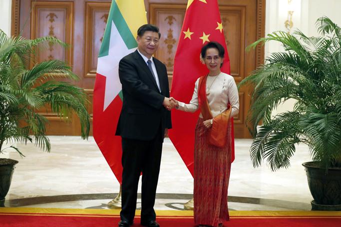 ဓာတ်ပုံ - မြန်မာနိုင်ငံခရီးစဉ်အတွင်း ၂၀၂၀ ပြည့်နှစ် ဇန်နဝါရီလ ၁၈ ရက်နေ့က တရုတ်သမ္မတ ရှီကျင့်ဖျင်နှင့် နိုင်ငံတော် အတိုင်ပင်ခံပုဂ္ဂိုလ် ဒေါ်အောင်ဆန်းစုကြည်တို့ တွေ့ဆုံစဉ် (ဓာတ်ပုံ - EPA) 