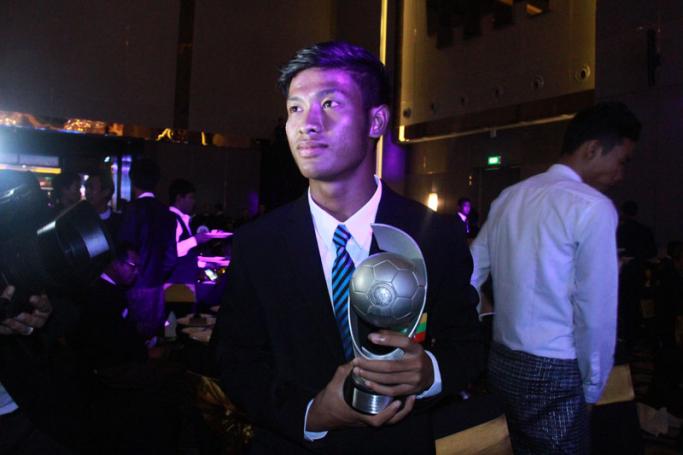  အောင်သူကို အာဆီယံလူငယ်အကောင်းဆုံးကစားသမားဆုယူအပြီးတွေ့ရစဉ်
