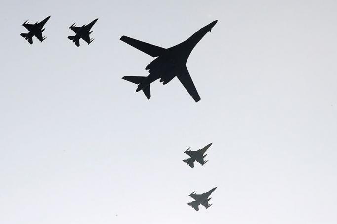 B-1B Lancers ဗုံးကြဲလေယာဉ် တစ်စင်းကို တောင်ကိုရီးယားရဲ့ F-15K တိုက်လေယာဉ်များနှင့် အမေရိကန် F-16 ဂျက်လေယာဉ်များက ခြံရံလိုက်ပါလျက် အမေရိကန် အိုစန် လေတပ်စခန်းရဲ့ ဝေဟင်မှာ စက်တင်ဘာ ၁၃ ရက်နေ့က အနိမ့်ပျံသန်းနေစဉ်။ (ဓာတ်ပုံ - အီးပီအေ)