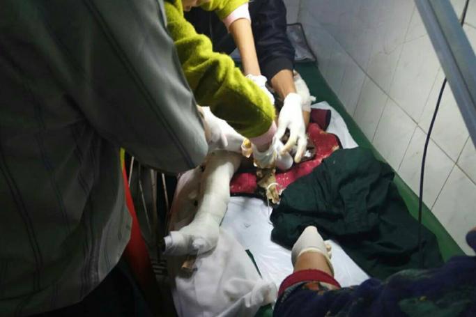  ဒဏ်ရာရလူနာများအား လားရှိုးပြည်သူ့ဆေးရုံကြီးတွင် ဆေးဝါးကုသပေးနေစဉ်။ ဓာတ်ပုံ-တပ်မတော်ကာကွယ်ရေးဦးစီးချုပ်ရုံး