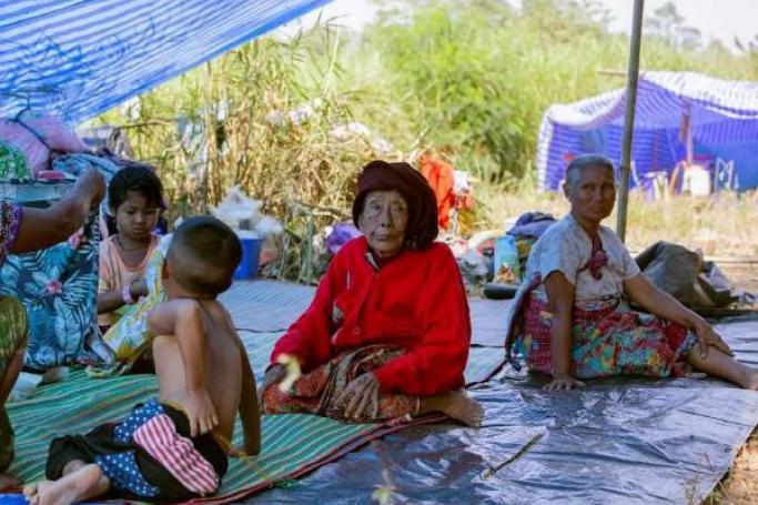 ၂၀၂၂ ခုနှစ် ဇန်န၀ါရီလ ၁၅ ရက်နေ့တွင် ရိုက်ယူထားသော ဤဓာတ်ပုံသည် ထိုင်းနိုင်ငံ မဲဆောက်ခရိုင်ရှိ နယ်စပ်မြစ်ကို ဖြတ်ကျော်ပြီး ထွက်ပြေးလာကြရသော မြန်မာစစ်ဘေးဒုက္ခသည်များ (Photo: AFP)