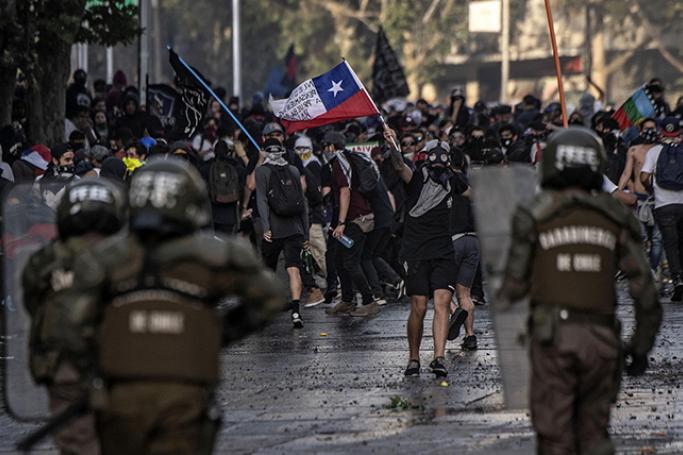 ချီလီက ဆန္ဒပြသူများနှင့် ဆန္ဒပြသူများကို နှိမ်နင်းနေသော ရဲတပ်ဖွဲ့ဝင် ၊ ဓာတ်ပုံ - AFP 
