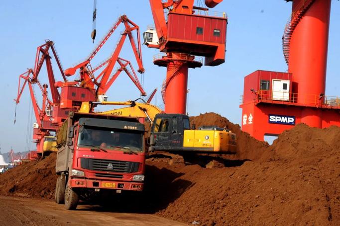 An excavator loads rare earth onto a truck on a quay at the Port of Lianyungang in Lianyungang city, east China's Jiangsu province, on November 4, 2012. Photo: AFP