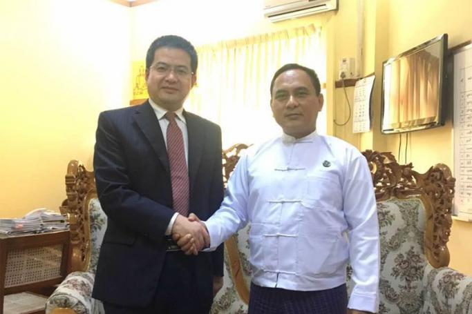 ဇွန်လ ၂၂ ရက်နေ့တွင် မြန်မာနိုင်ငံဆိုင်ရာ တရုတ်သံရုံးမှ သံမှူး Mr. Yang Shouzheng သည် နေပြည်တော်၌ မြန်မာနိုင်ငံ စီးပွားရေးနှင့်ကူးသန်းရောင်းဝယ်ရေးဝန်ကြီးဌာန ကုန်သွယ်ရေးဦးစီးဌာန ညွှန်ကြားရေးမှူးချုပ် ဦးရန်နိုင်ထွန်းနှင့် တွေ့ဆုံခဲ့သည်။ ဓာတ်ပုံ-တရုတ်သံရုံး