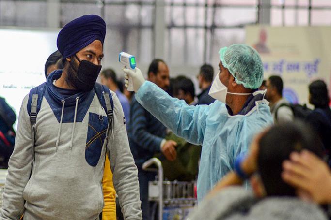 ပုံ- အိန္ဒိယနိုင်ငံက လေဆိပ်တစ်ခုမှာ ကိုရိုနာဗိုင်းရပ်စ် ကာကွယ်ရေး အပူချိန်တိုင်းတာနေစဉ် (ပုံ-ABP News)