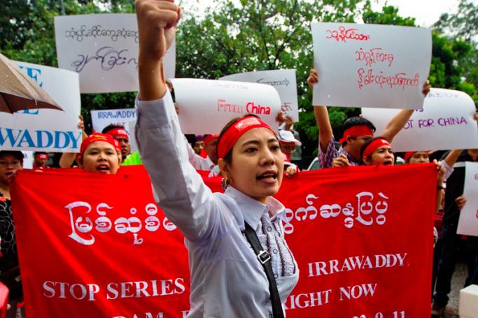 - မြစ်ဆုံဆည် စီမံကိန်း ရပ်ဆိုင်းပေးရန် မလေးရှားနိုင်ငံရှိ မြန်မာသံရုံးရှေ့တွင် တောင်းဆိုဆန္ဒပြနေကြသူများကို စက်တင်ဘာ ၂၂ ရက် ၂၀၁၁ ခုနှစ်က တွေ့ရစဉ် (ဓာတ်ပုံ - အီးပီအေ)
