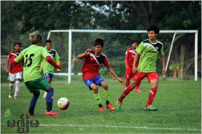 အသက် ၁၉ နှစ်အောက် မြန်မာ့လက်ရွေးစင်ဘောလုံးအသင်း လူရွေးပွဲ ပြုလုပ်နေစဉ် (ဓာတ်ပုံ-ရွှေဘုတ်)