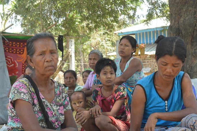 ရသေ့တောင်မြို့နယ် ဆင်ခုံးတိုင်ကျေးရွာတွင် တွေ့ရသည့် ဒုက္ခသည်အချို့(ဓာတ်ပုံ - အောင်အောင်ထူး)