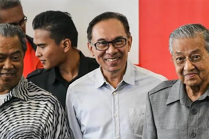  Dr Mahathir Mohamad (right), Anwar Ibrahim (centre) and Muhyiddin Yassin leave after a press conference in Kuala Lumpur on Jun 1, 2018. (File photo: Mohd RASFAN / AFP)  