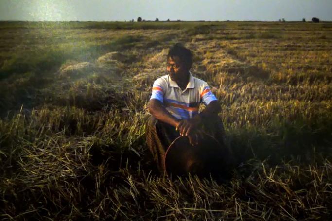 HRW ဓါတ်ပုံဆရာ Patrick Brown ရိုက်ကူးခဲ့သည့် မြေသိမ်းခံ လယ်သမားဦး၏ ဓာတ်ပုံအား ရန်ကုန်၊ ဗိုလ်ကလေး ဈေးလမ်းရှိ ပန်သူရိယတွင် ပြသထားစဉ်