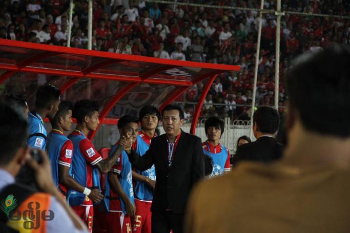 မြန်မာကစားသမားများကို နှုတ်ဆက်နေသော ဘောလုံးအဖွဲ့ချုပ်ဥက္ကဌ ဦးဇော်ဇော်။ (ဓာတ်ပုံ - သူရ / မဇ္ဈိမ )