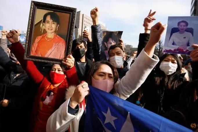 Myanmar protesters residing in Japan hold photos of Aung San Suu Kyi as they rally against Myanmar's military in Tokyo, Japan, Feb 1, 2021. (Photo: Reuters)
