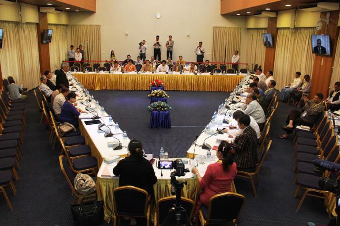 နိုင်ငံရေးဆွေးနွေးမှုဆိုင်ရာ မူဘောင် မူကြမ်းရေးဆွဲရေးကော်မတီ (Framework for Political Dialogue Drafting Committee ) ဒုတိယအကြိမ် အစည်းအဝေးကို ဒီဇင်ဘာလ ၅ရက် ကျင်းပနေစဉ်။ (ဓာတ်ပုံ - Myanmar Peace Center)