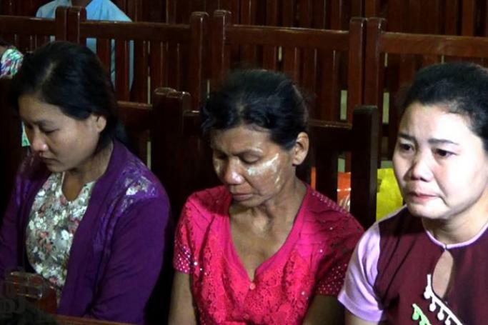 ဇန်နဝါရီလ ၃၁ ရက်နေ့က သတင်းစာရှင်းလင်းပွဲတွင် ဝန်ထမ်း ၁၉ ဦး၏ မိဘများတွေ့ရစဉ်။ ဓာတ်ပုံ - ရဲနိုင် (လောက်ကိုင်)