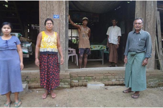 ရခိုင်ပြည်နယ်လွှတ်တော်အတွက်ရွေးကောက်ပွဲဝင်သည့်သံတွဲရှိကမန်အမျိုးသားတိုးတက်ရေးပါတီမှဦးသန်းဝင်းကိုမိသားစုဝင်များနှင့်အတူသံတွဲမြို့နေအိမ်တွင် မကြာသေးမီကတွေ့ရစဉ်။ ဓာတ်ပုံ - ဆွေဝင်း/Myanmar Now)