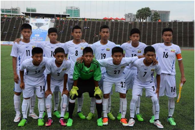 ၂၀၁၅ အာဆီယံ ယူ ၁၆ ချန်ပီယံရှစ်ဘောလုံးပြိုင်ပွဲတွင် ဒုတိယရခဲ့သော မြန်မာ ယူ ၁၆ အသင်း။  ဓာတ်ပုံ -  MFF