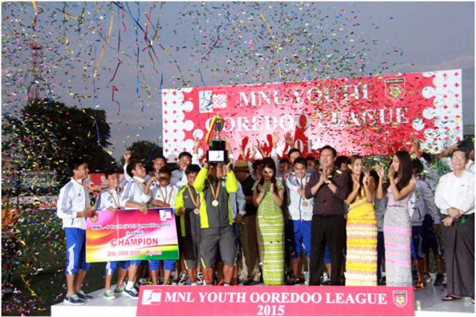 ၂၀၁၅ လူငယ်လိဂ် ချန်ပီယံ ရန်ကုန်လူငယ်အသင်းအား ဆုဖလားနှင့်အတူ တွေ့ရစဉ် (ဓာတ်ပုံ-ရွှေဘုတ်)