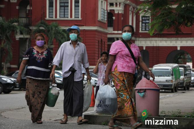 H1N1 ရောဂါပိုး ကူးစက်မှုကို ကာကွယ်သည့်အနေဖြင့် နှာခေါင်းစည်း (Mask) အသုံးပြုထားသူများကို ရန်ကုန်ဆေးရုံကြီးဝင်းအတွင်း တွေ့ရစဉ်။ (ဓာတ်ပုံ- သူရ၊မဇ္ဈိမ)