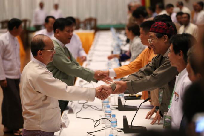 ပြည်ထောင်စုအစိုးရအဖွဲ့ဝင်များနှင့် နိုင်ငံရေးပါတီ ခေါင်းဆောင်များတွေဆုံပွဲကို ရန်ကုန်မြို့ တိုင်းလွှတ်တော်တွင် နိုဝင်ဘာလ ၂၆ရက်နေ့က ပြုလုပ်နေစဉ်။ ( ဓာတ်ပုံ - မဇ္စျိမ)
